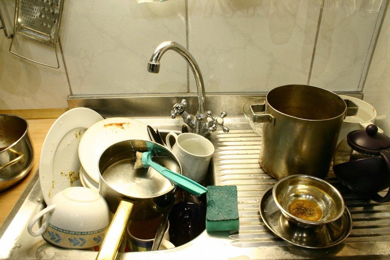 Мыть много много посуды. Грязная посуда в раковине. Немытая посуда. Гора грязной посуды в раковине. Посуда d hfrfdbzt.