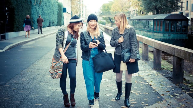 millennial-girls-walking